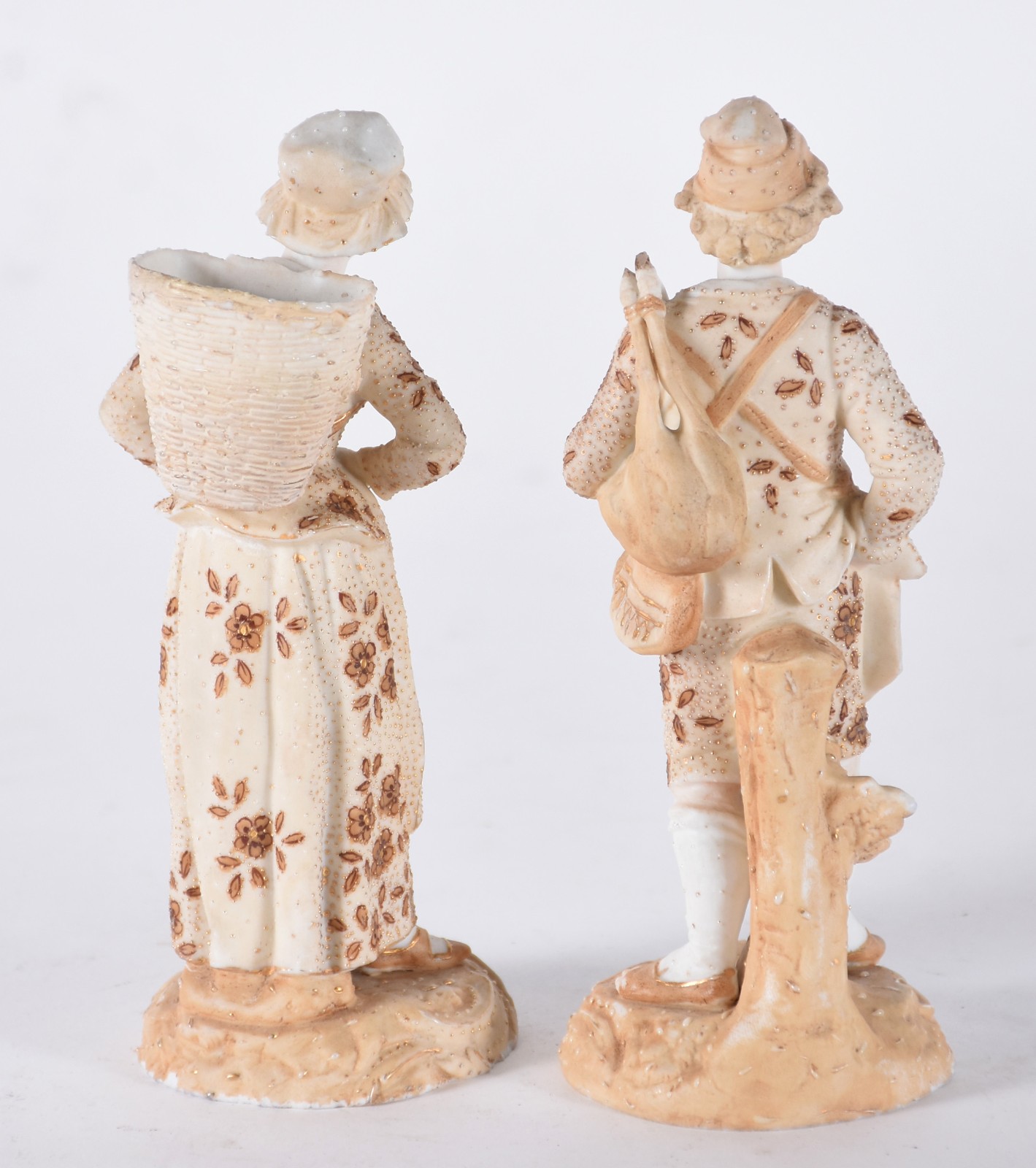 Par de estatuetas de biscuit policromado representando casal (pequeno... - foto 5 de 5