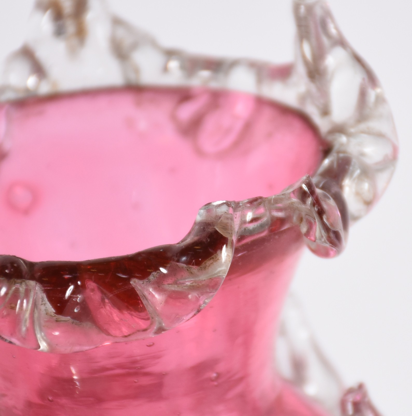 Floreira de cristal na cor rosa com 3 hastes de vidro retorcido na... - foto 3 de 4