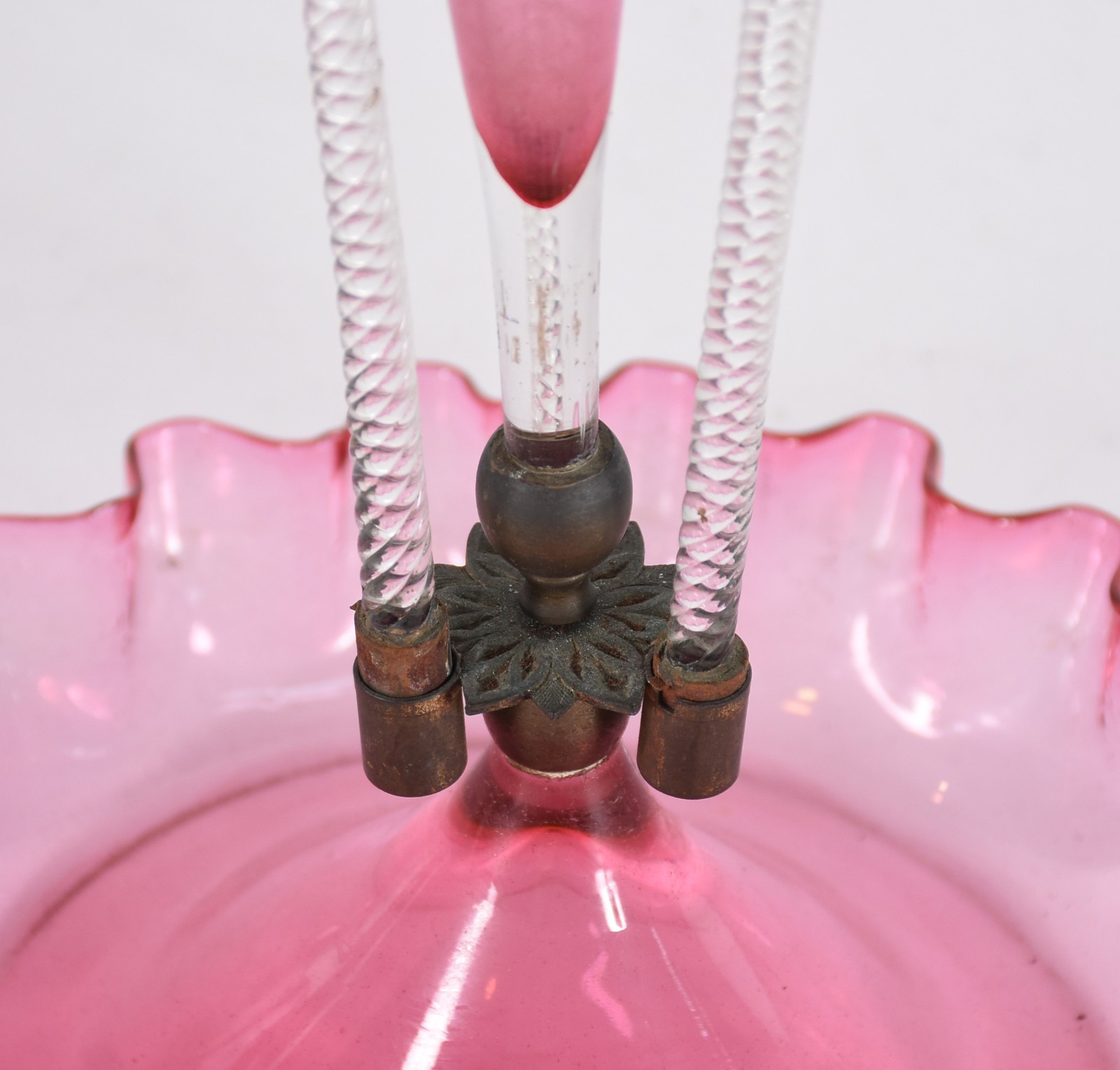 Floreira de cristal na cor rosa com 3 hastes de vidro retorcido na... - foto 4 de 4