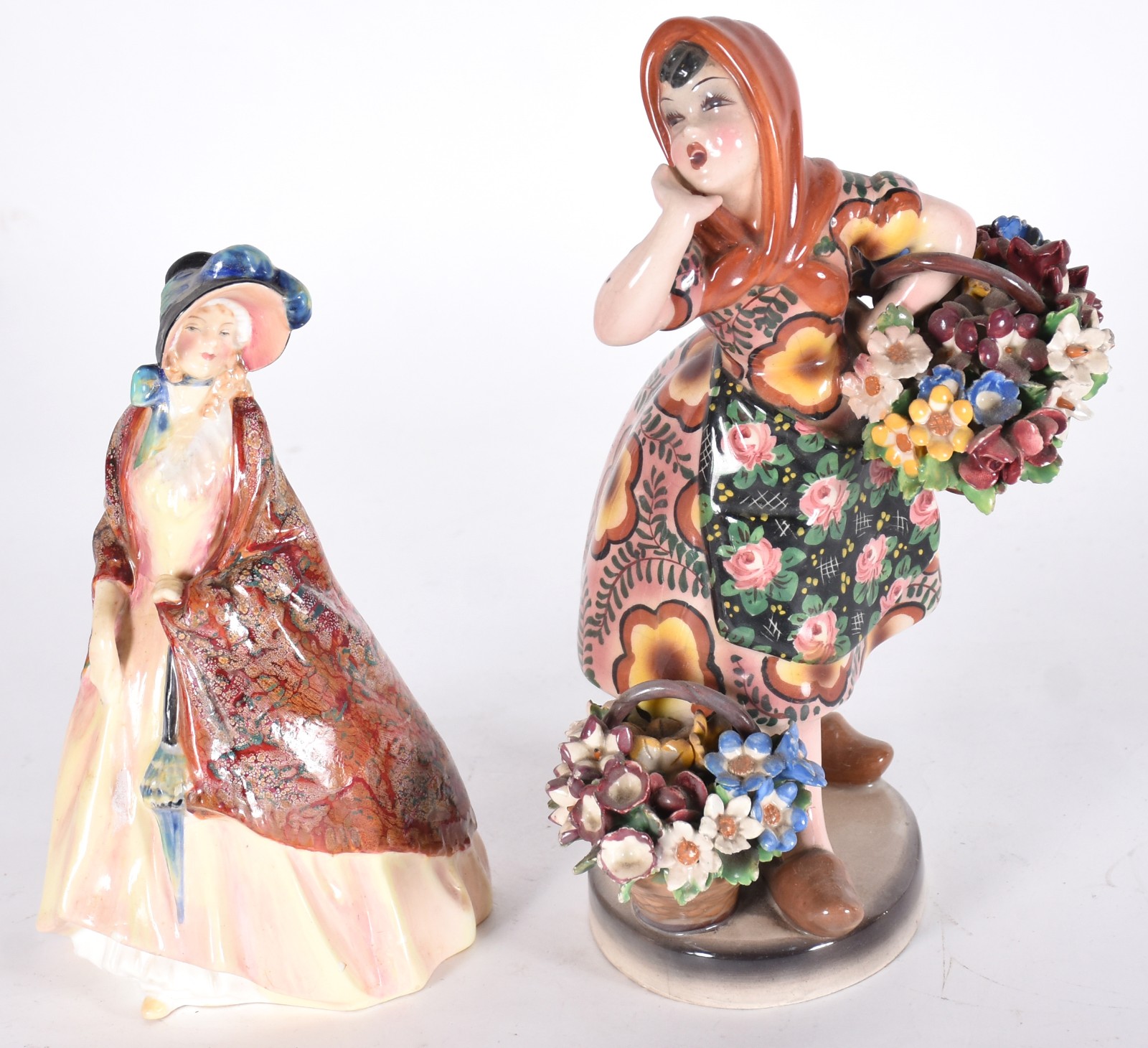 Duas estatuetas de porcelana, uma Italiana representando florista... - foto 1 de 9