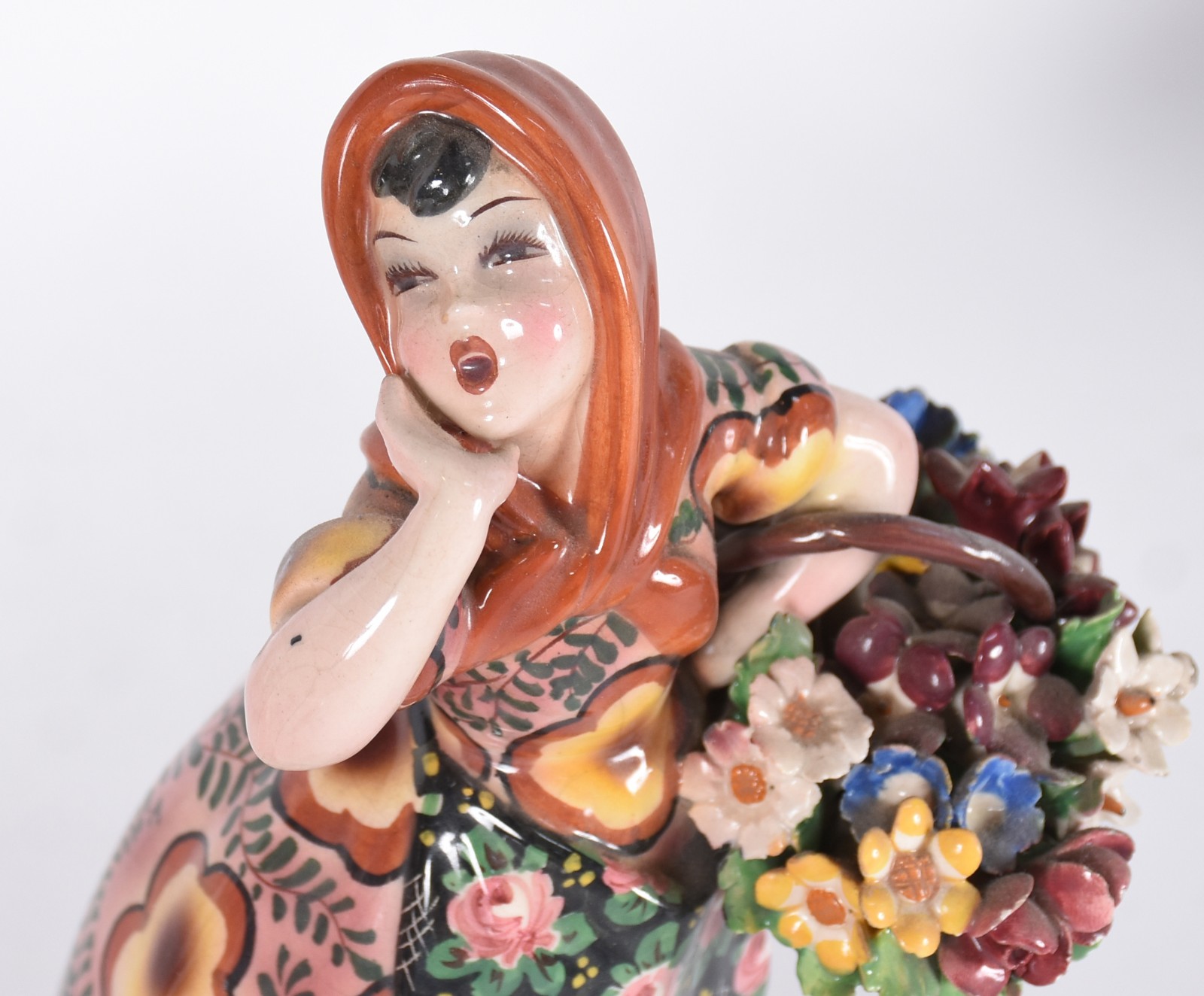 Duas estatuetas de porcelana, uma Italiana representando florista... - foto 2 de 9