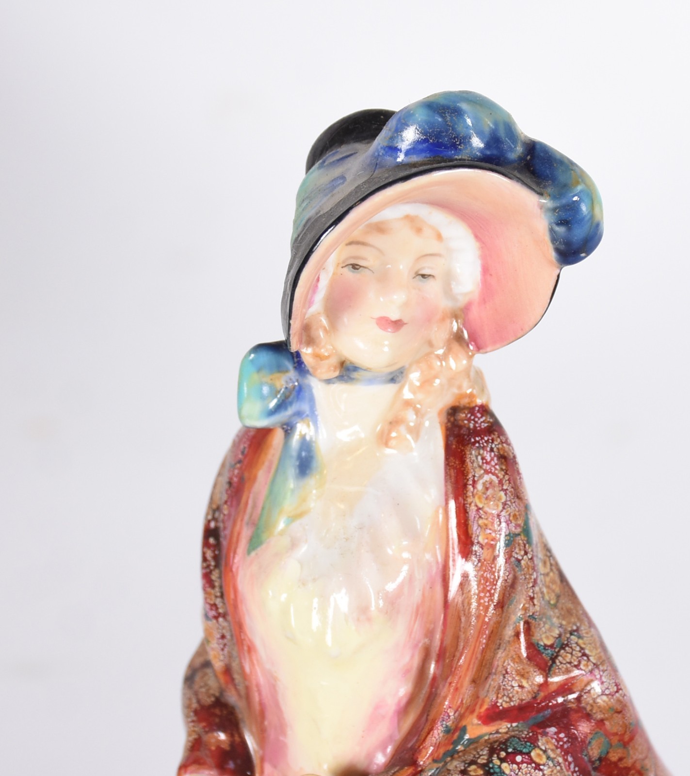 Duas estatuetas de porcelana, uma Italiana representando florista... - foto 3 de 9