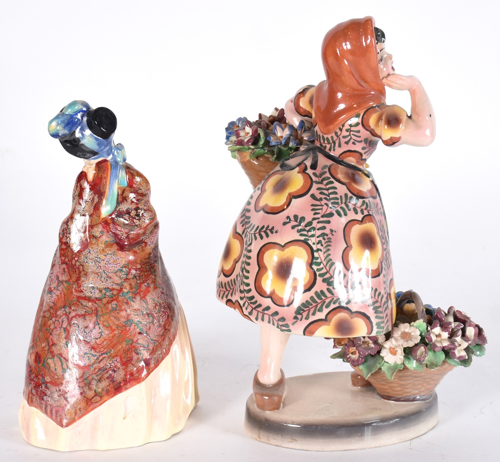 Duas estatuetas de porcelana, uma Italiana representando florista... - foto 4 de 9