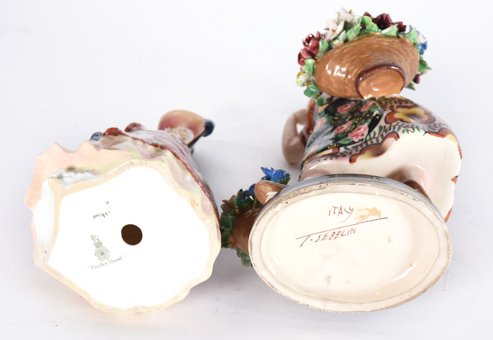 Duas estatuetas de porcelana, uma Italiana representando florista... - foto 6 de 9