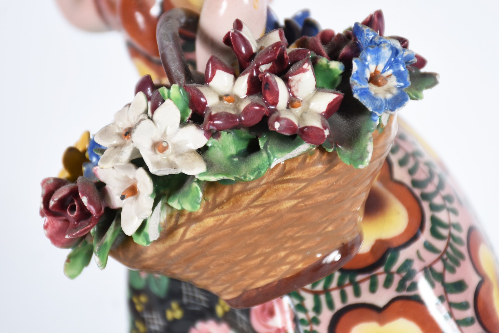 Duas estatuetas de porcelana, uma Italiana representando florista... - foto 8 de 9