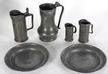 Diversas peças, sendo: Três antigas canecas par... - Diversas peças, sendo: Três antigas canecas para medidas mantimentos em pewter século XIX, jarra e 2 pratos.