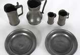 Diversas peças, sendo: Três antigas canecas par... - Diversas peças, sendo: Três antigas canecas para medidas mantimentos em pewter século XIX, jarra e 2 pratos.