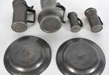 Diversas peças, sendo: Três antigas canecas par... - Diversas peças, sendo: Três antigas canecas para medidas mantimentos em pewter século XIX, jarra e 2 pratos.