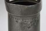 Diversas peças, sendo: Três antigas canecas par... - Diversas peças, sendo: Três antigas canecas para medidas mantimentos em pewter século XIX, jarra e 2 pratos.