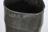 Diversas peças, sendo: Três antigas canecas par... - Diversas peças, sendo: Três antigas canecas para medidas mantimentos em pewter século XIX, jarra e 2 pratos.