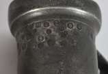 Diversas peças, sendo: Três antigas canecas par... - Diversas peças, sendo: Três antigas canecas para medidas mantimentos em pewter século XIX, jarra e 2 pratos.