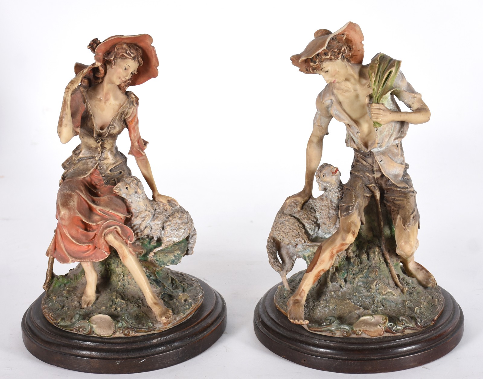 Duas estatuetas de resina policromada representando casal de... - foto 1 de 4