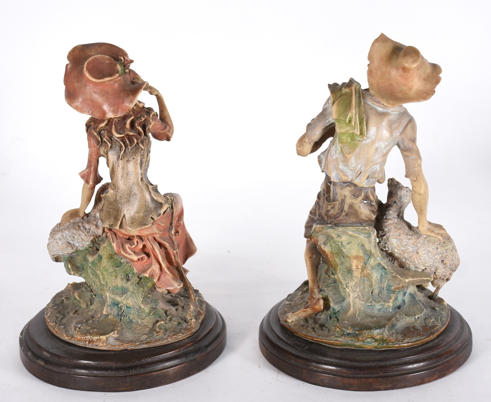 Duas estatuetas de resina policromada representando casal de... - foto 4 de 4