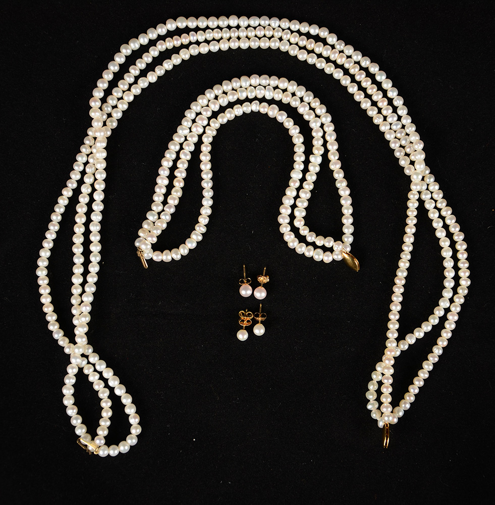 Conjunto de colar, pulseira e dois pares de brincos em pérolas branca