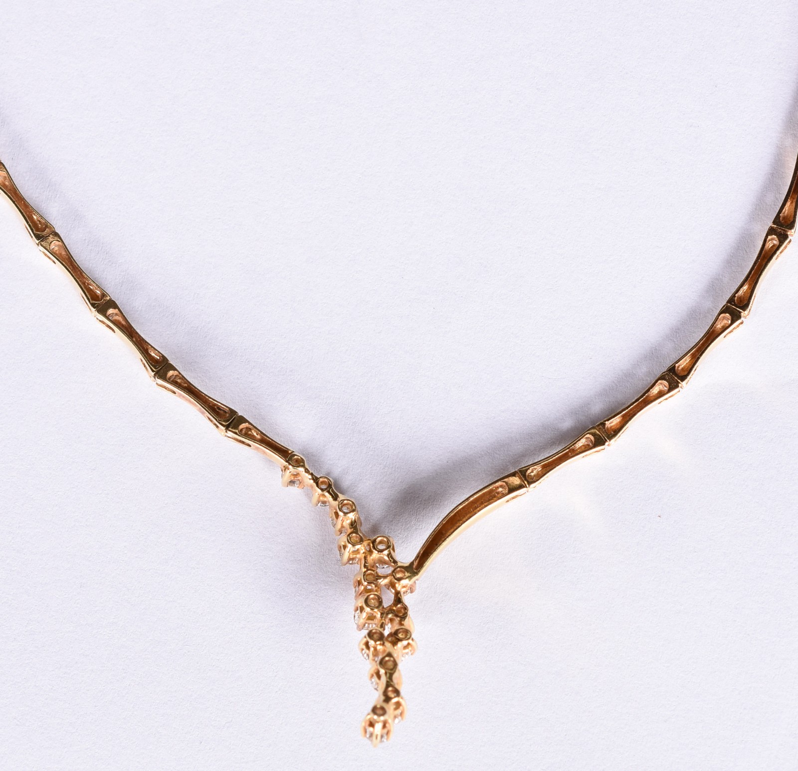 Gargantilha de ouro 18 k contraste 750 com 14 brilhantes (Por motivos... - foto 3 de 5