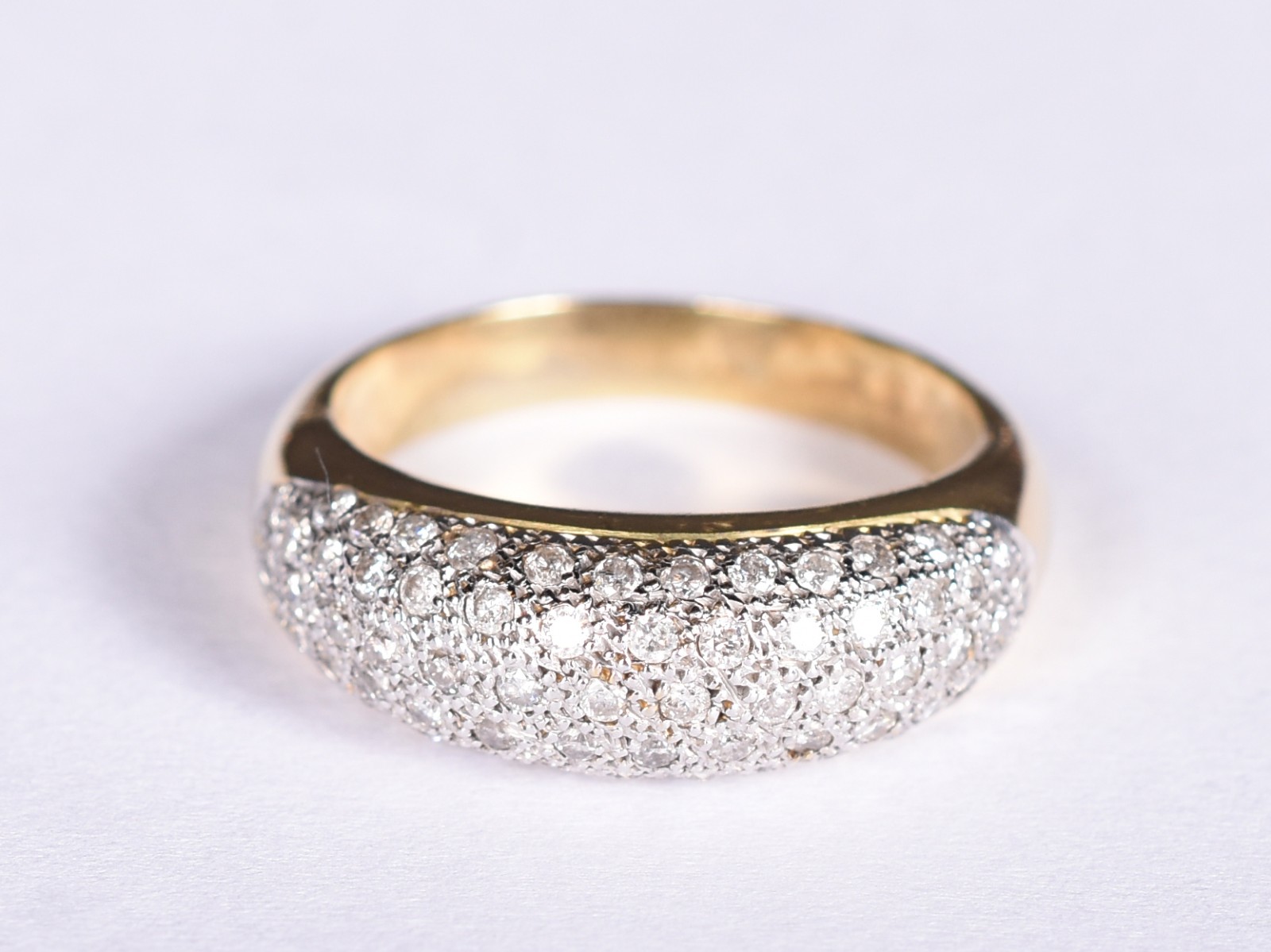Anel em ouro 18 k feitio bombê com pavê em ouro branco todo... - foto 1 de 3