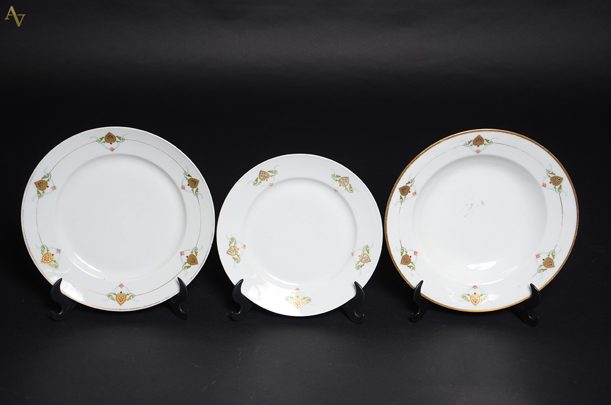 Serviço de porcelana Hutschenreuther, sendo 20 pratos fundos (um com...