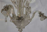 Lustre em cristal europeu para três luzes. Hast... - Lustre em cristal europeu para três luzes. Hastes retorcidas e placas lapidadas. Altura: 96 cm (uma manga quebrada)