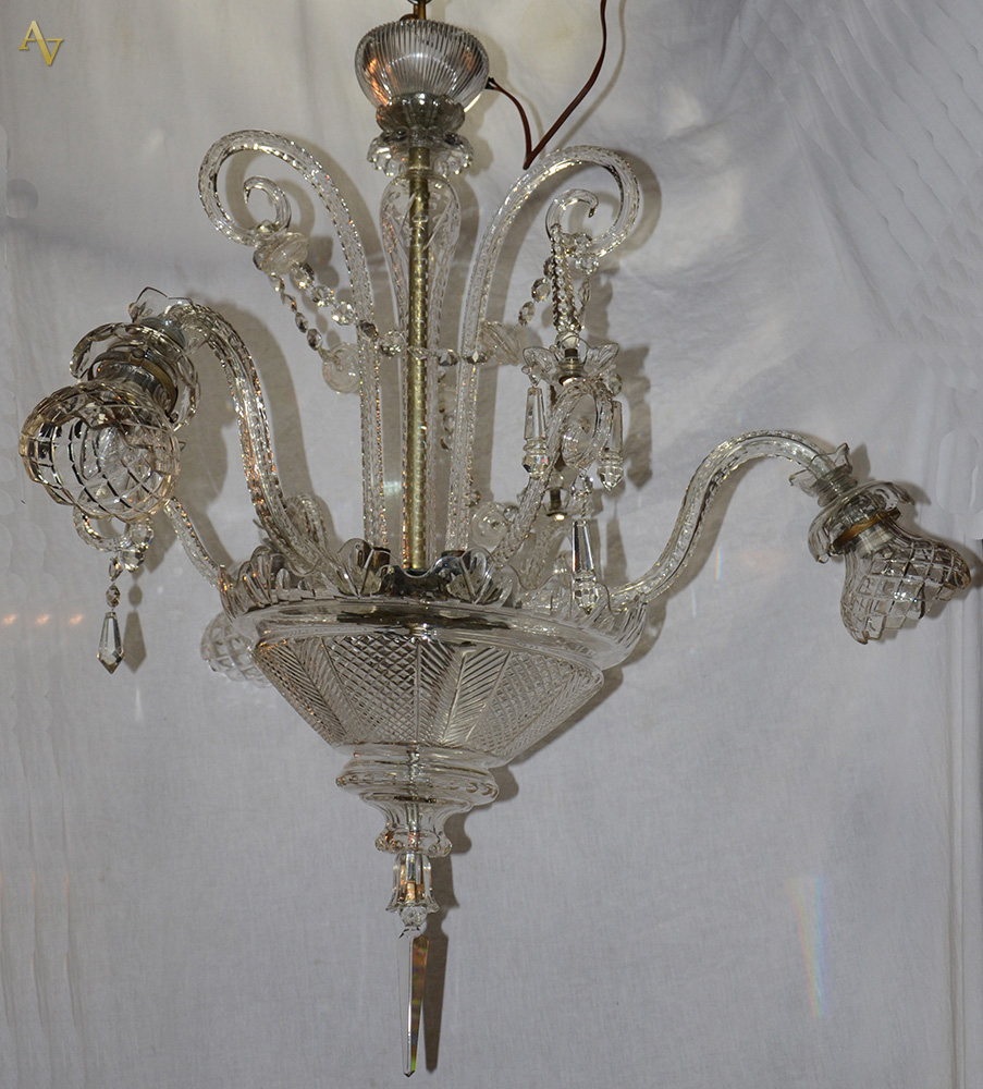 Lustre em cristal europeu para três luzes. Hastes retorcidas e placas...