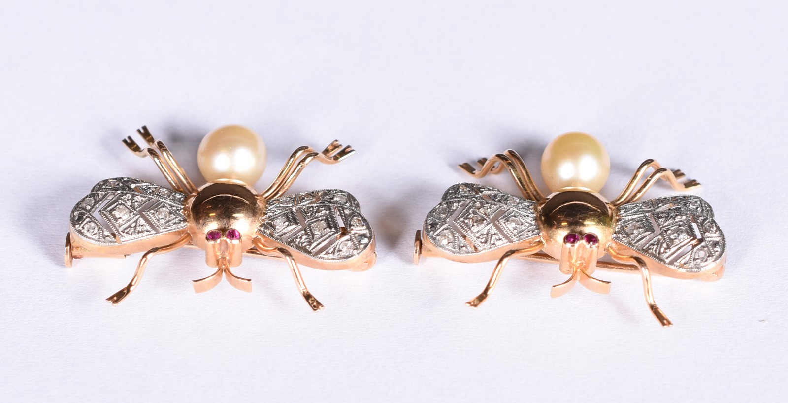 Par broches feitio moscas em ouro 18 k e ouro branco, nas asas... - foto 1 de 3