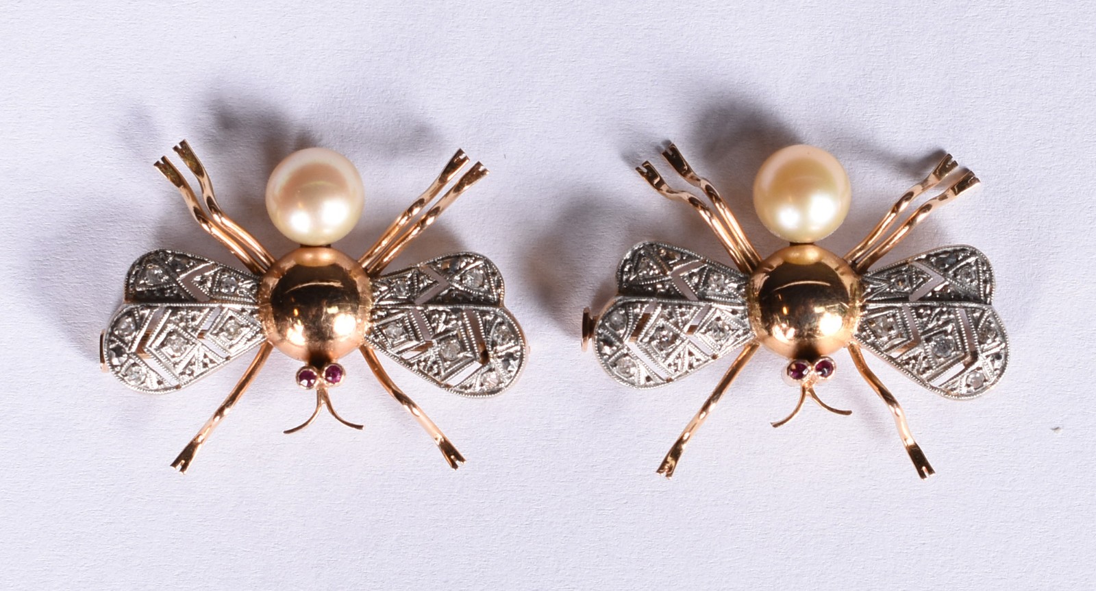 Par broches feitio moscas em ouro 18 k e ouro branco, nas asas... - foto 2 de 3