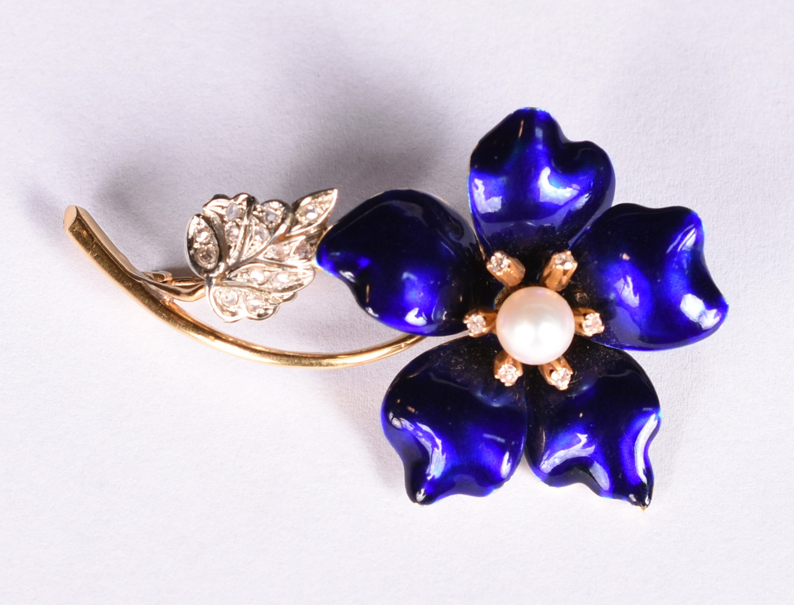 Broche em ouro 18 k com esmalte azul royal no feitio flor com 5... - foto 1 de 4