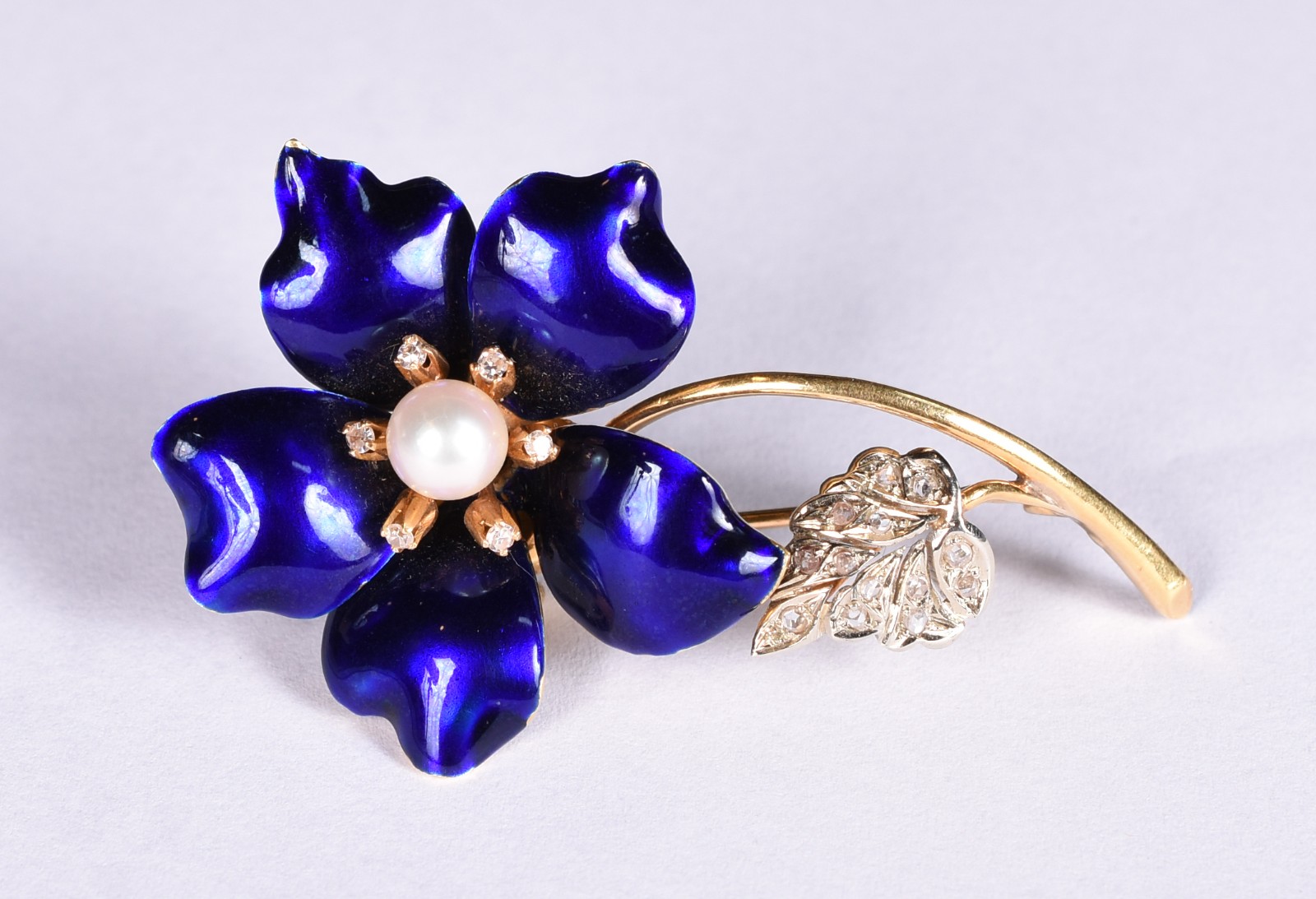 Broche em ouro 18 k com esmalte azul royal no feitio flor com 5... - foto 2 de 4