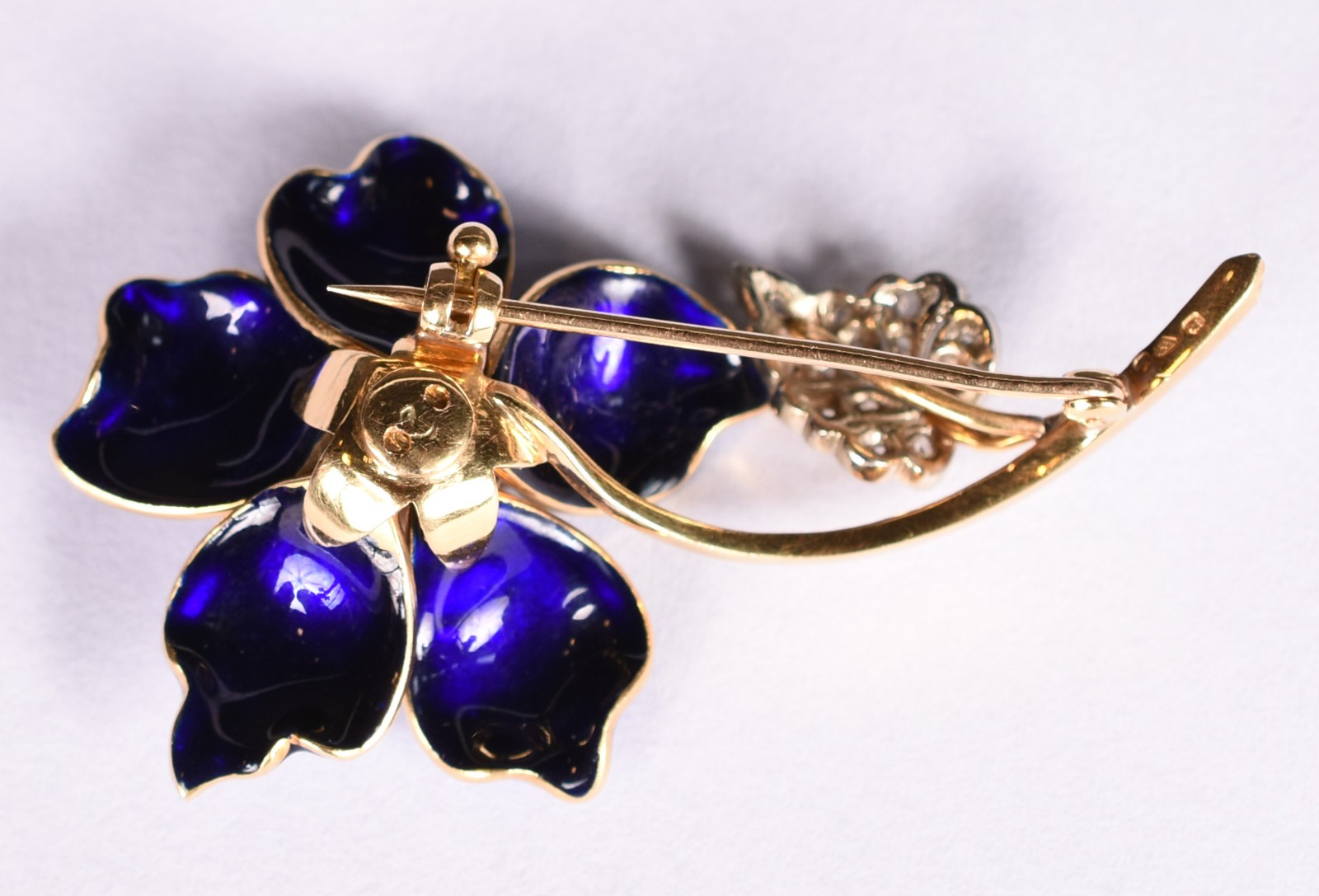 Broche em ouro 18 k com esmalte azul royal no feitio flor com 5... - foto 3 de 4