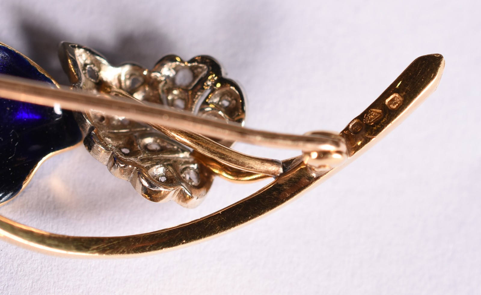 Broche em ouro 18 k com esmalte azul royal no feitio flor com 5... - foto 4 de 4