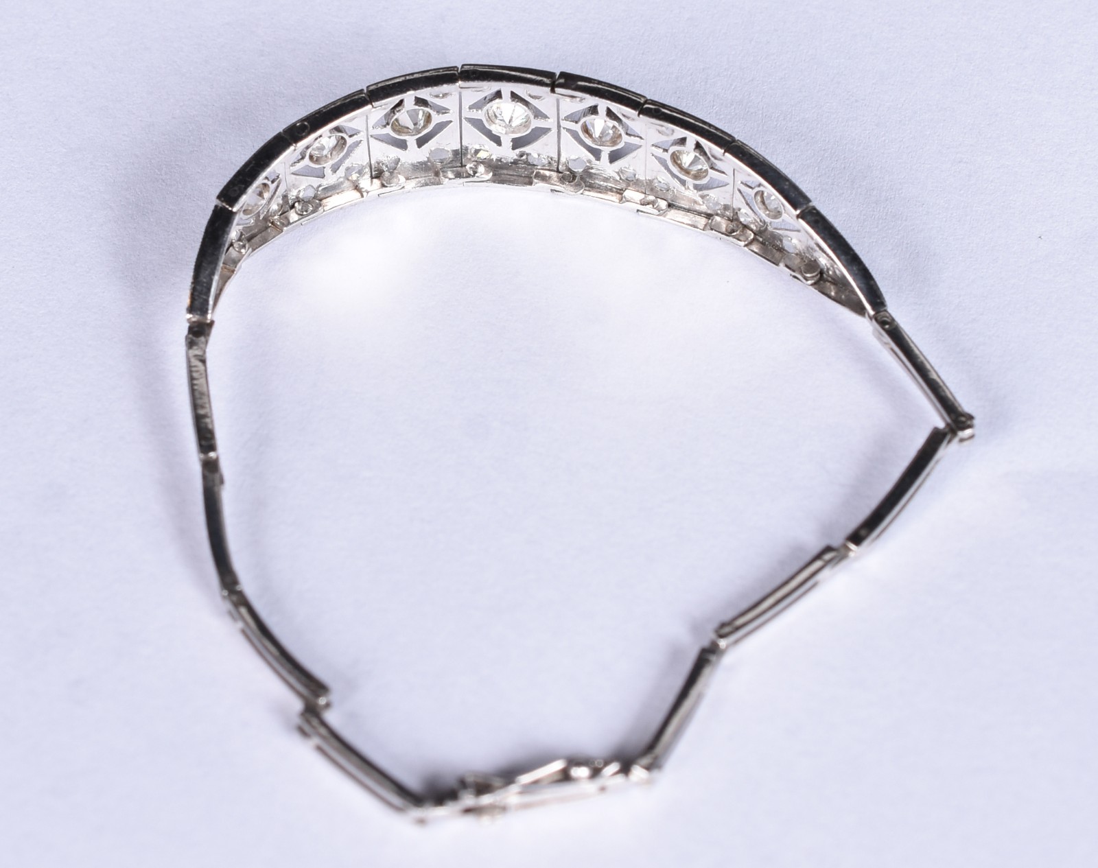 Pulseira Art Noveau em platina articulada com trabalho vazado com 7... - foto 3 de 3