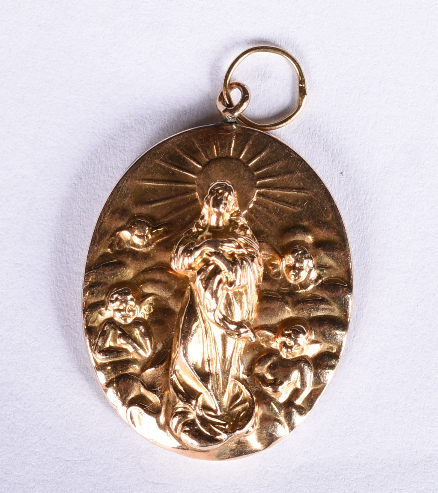 Broche representando Nossa Senhora com menino Jesus ao centro em ouro... - foto 1 de 3