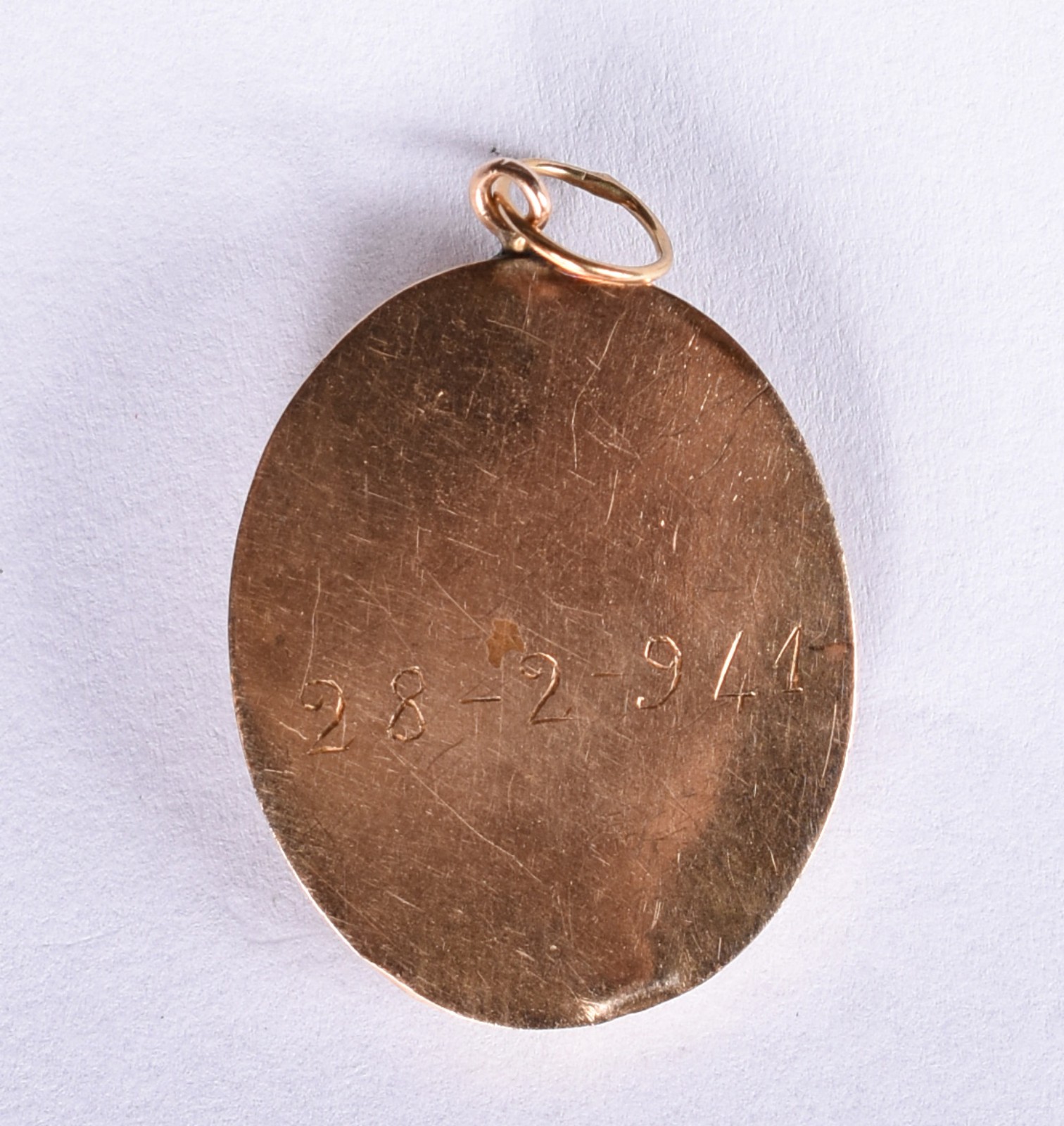 Broche representando Nossa Senhora com menino Jesus ao centro em ouro... - foto 2 de 3