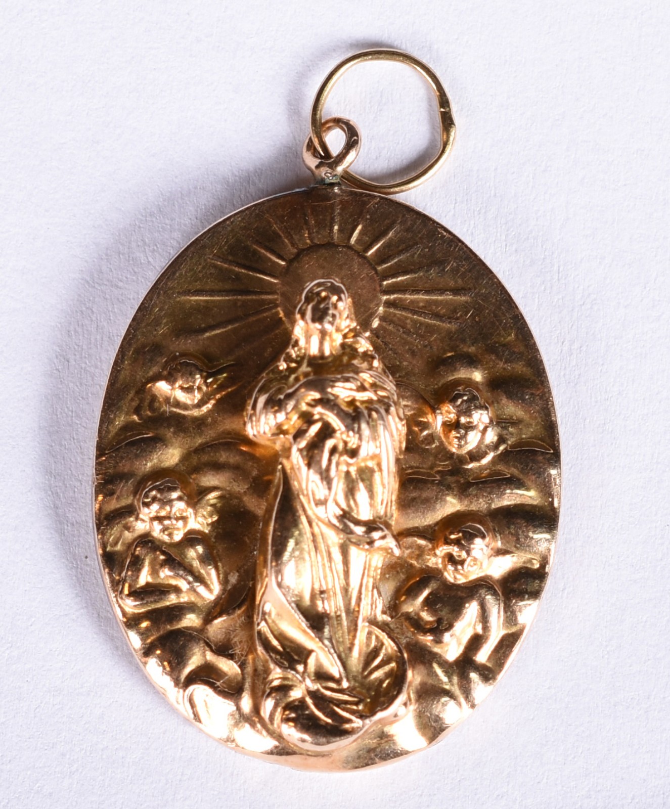 Broche representando Nossa Senhora com menino Jesus ao centro em ouro... - foto 3 de 3