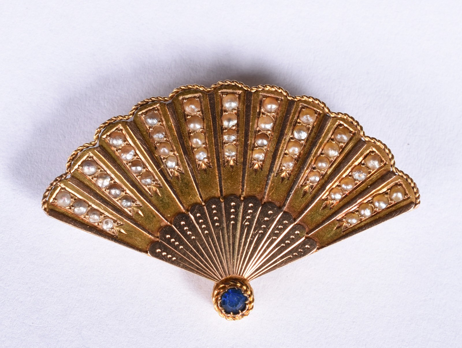 Broche em ouro 18 k no feitio leque com 44 micro perolas naturais e... - foto 1 de 2