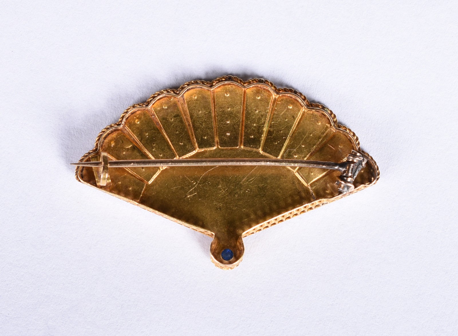 Broche em ouro 18 k no feitio leque com 44 micro perolas naturais e... - foto 2 de 2