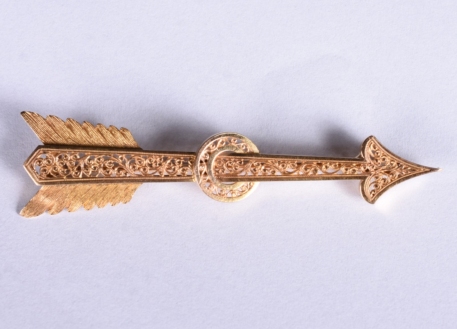 Broche de ouro 18 k, feitio "flecha do cupido" com vazado (Por... - foto 1 de 2