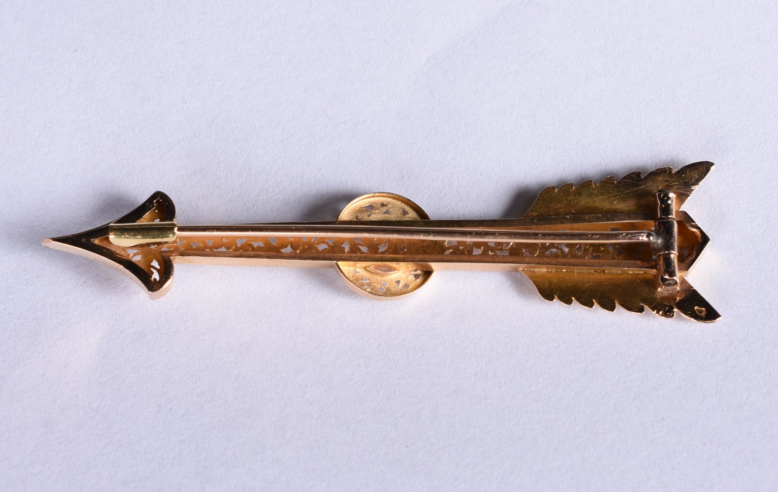 Broche de ouro 18 k, feitio "flecha do cupido" com vazado (Por... - foto 2 de 2