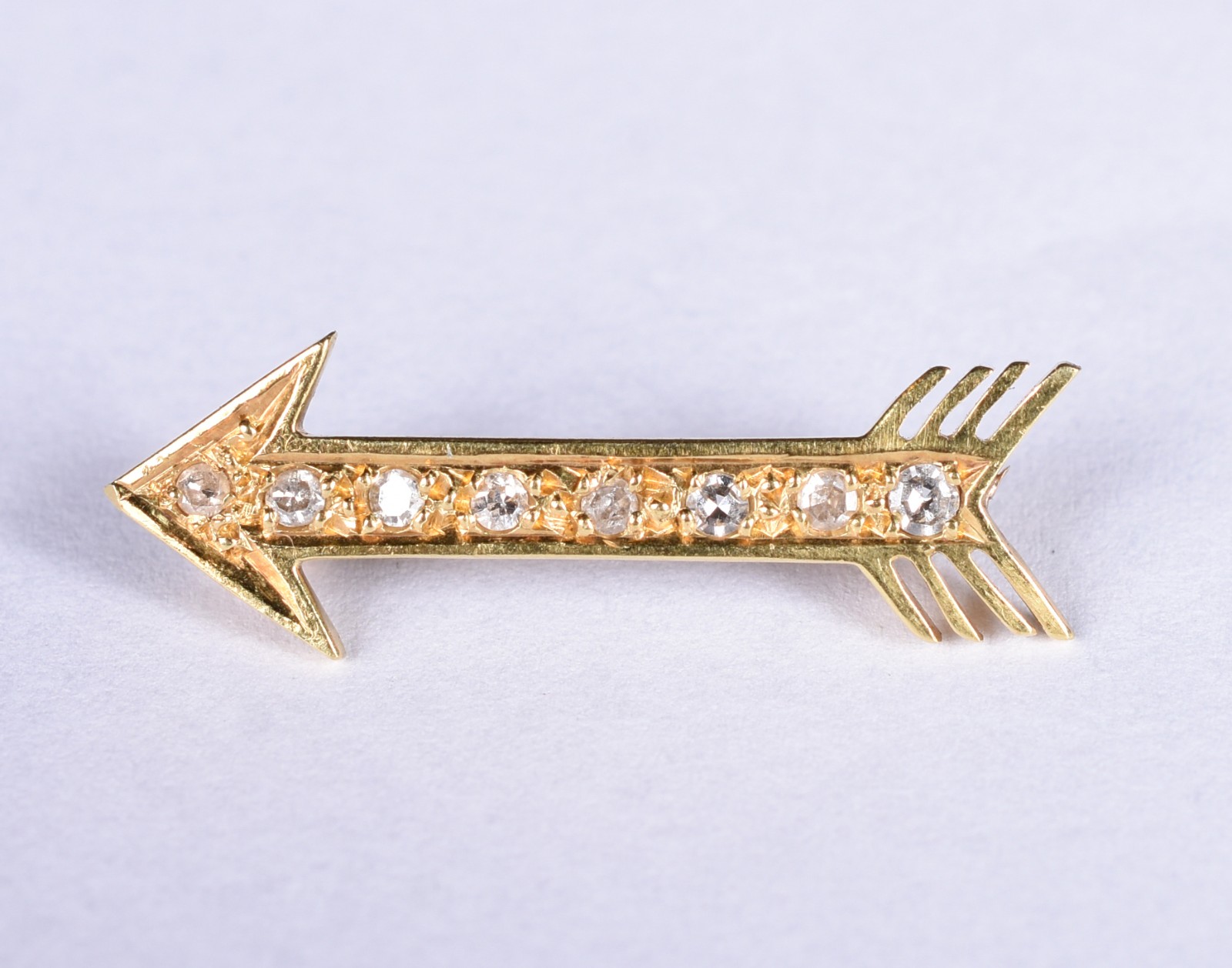 Broche em ouro 18 k feitio flecha com 8 diamantes (Por motivos de... - foto 1 de 3
