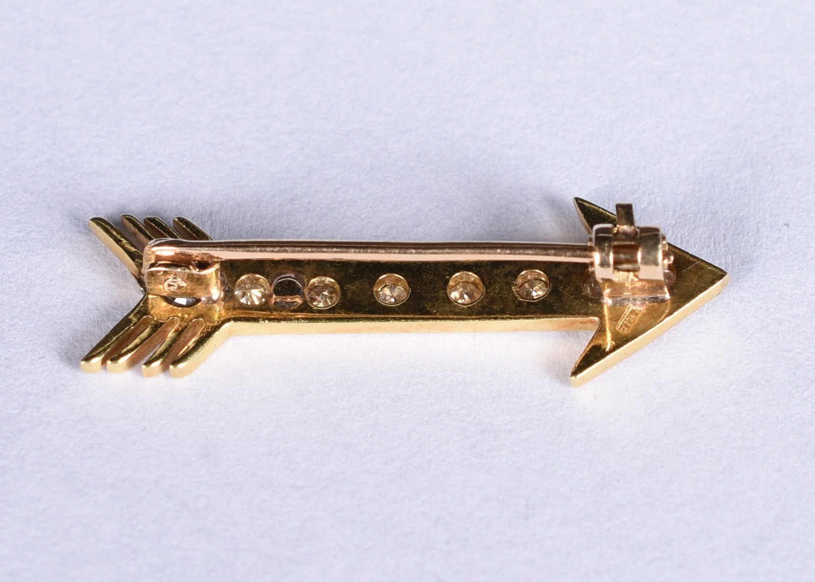 Broche em ouro 18 k feitio flecha com 8 diamantes (Por motivos de... - foto 2 de 3