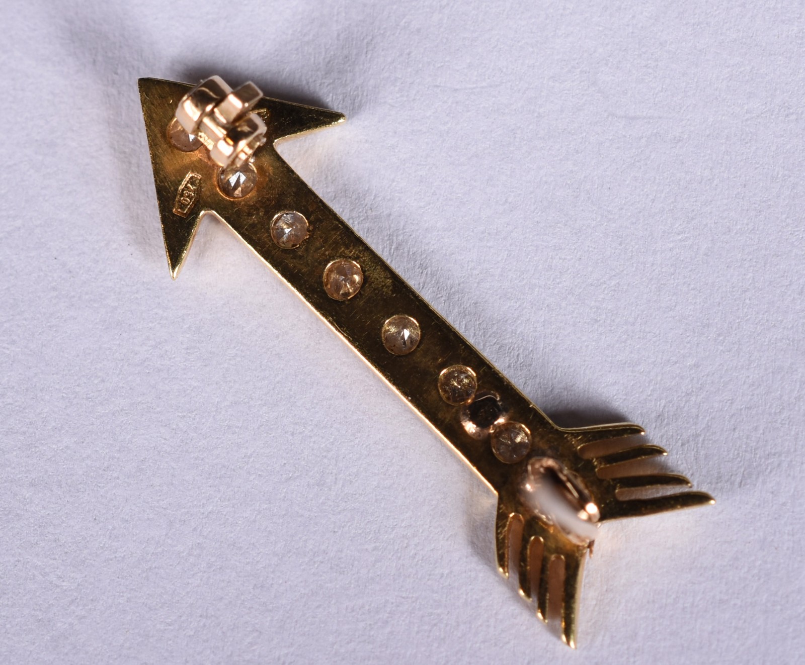 Broche em ouro 18 k feitio flecha com 8 diamantes (Por motivos de... - foto 3 de 3