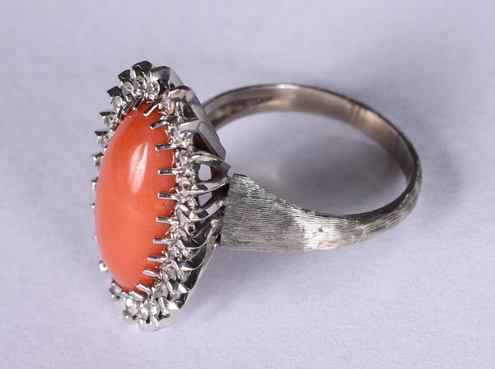 Anel em platina com coral oval, cabochon com 24 brilhantes em volta... - foto 2 de 3