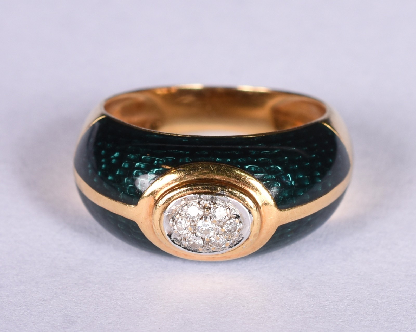Anel feitio bombê em ouro 18 k com esmalte azul, ao centro pavê com 7... - foto 1 de 4