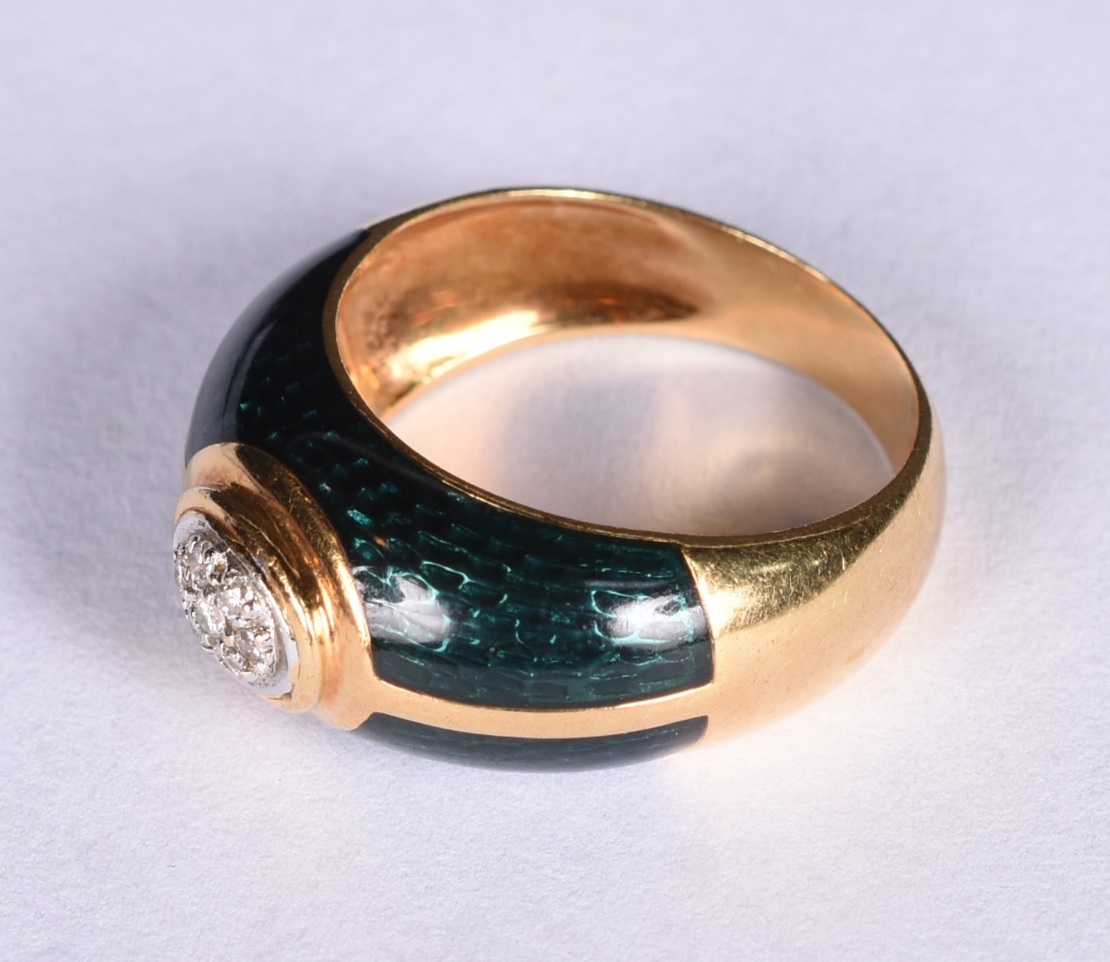 Anel feitio bombê em ouro 18 k com esmalte azul, ao centro pavê com 7... - foto 2 de 4
