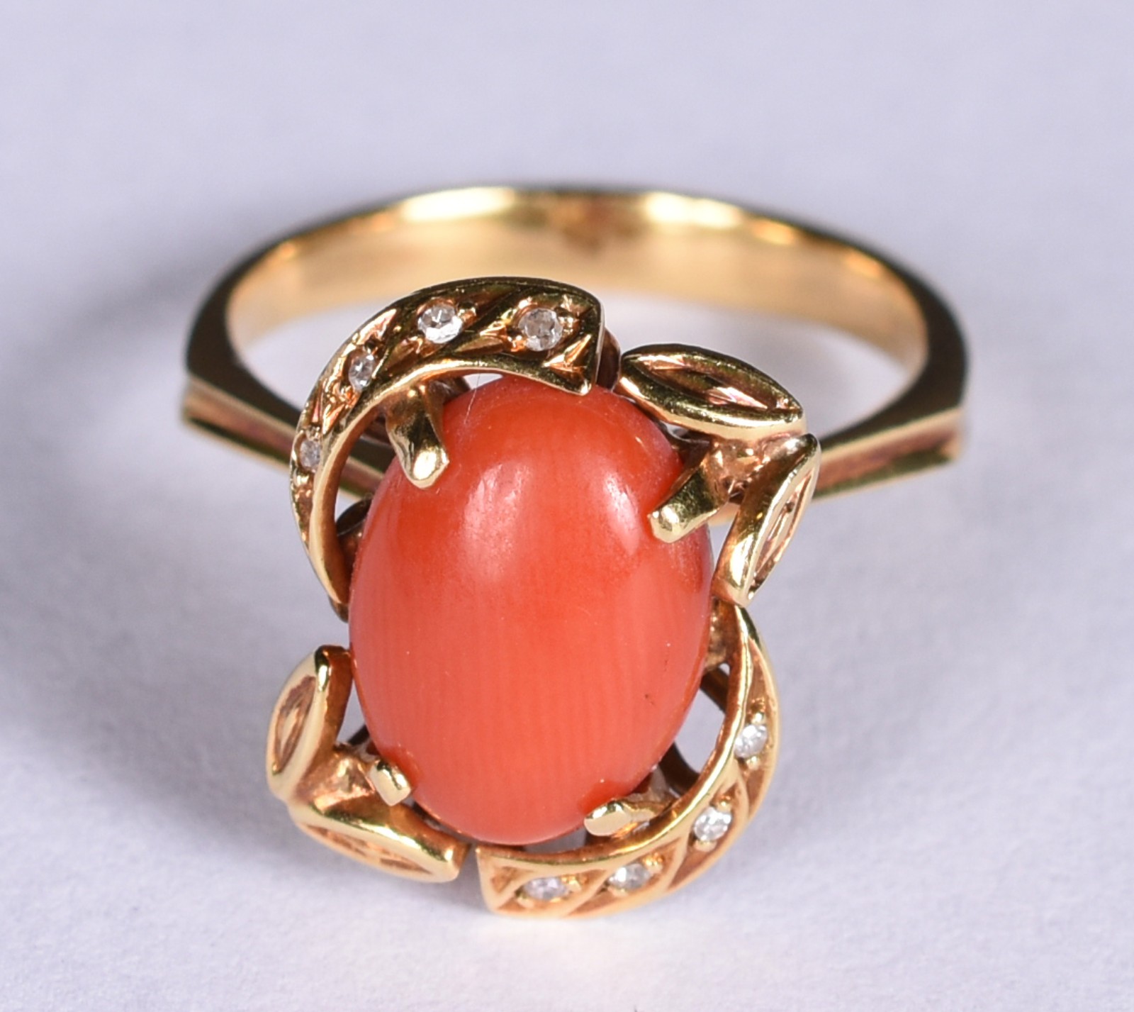 Anel em ouro 18 k com cabochon em coral oval com 8 pequenos... - foto 1 de 4