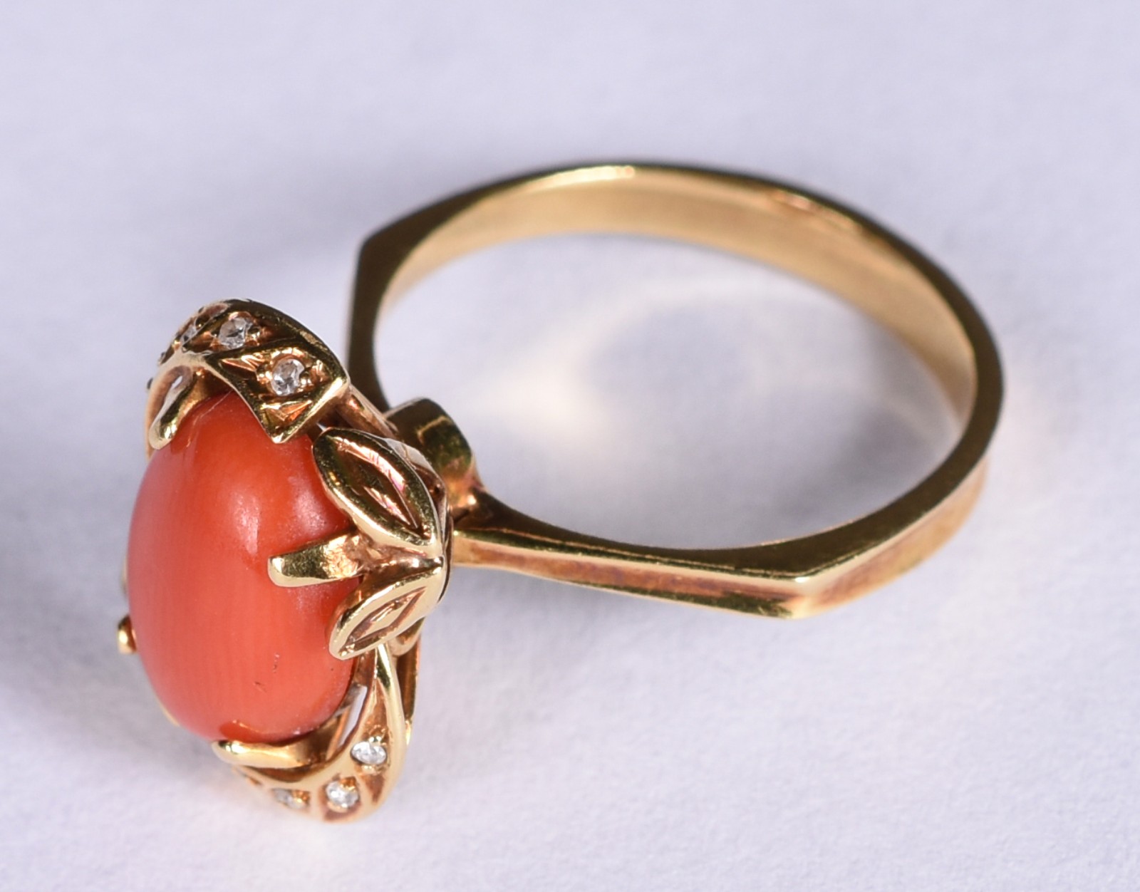 Anel em ouro 18 k com cabochon em coral oval com 8 pequenos... - foto 2 de 4