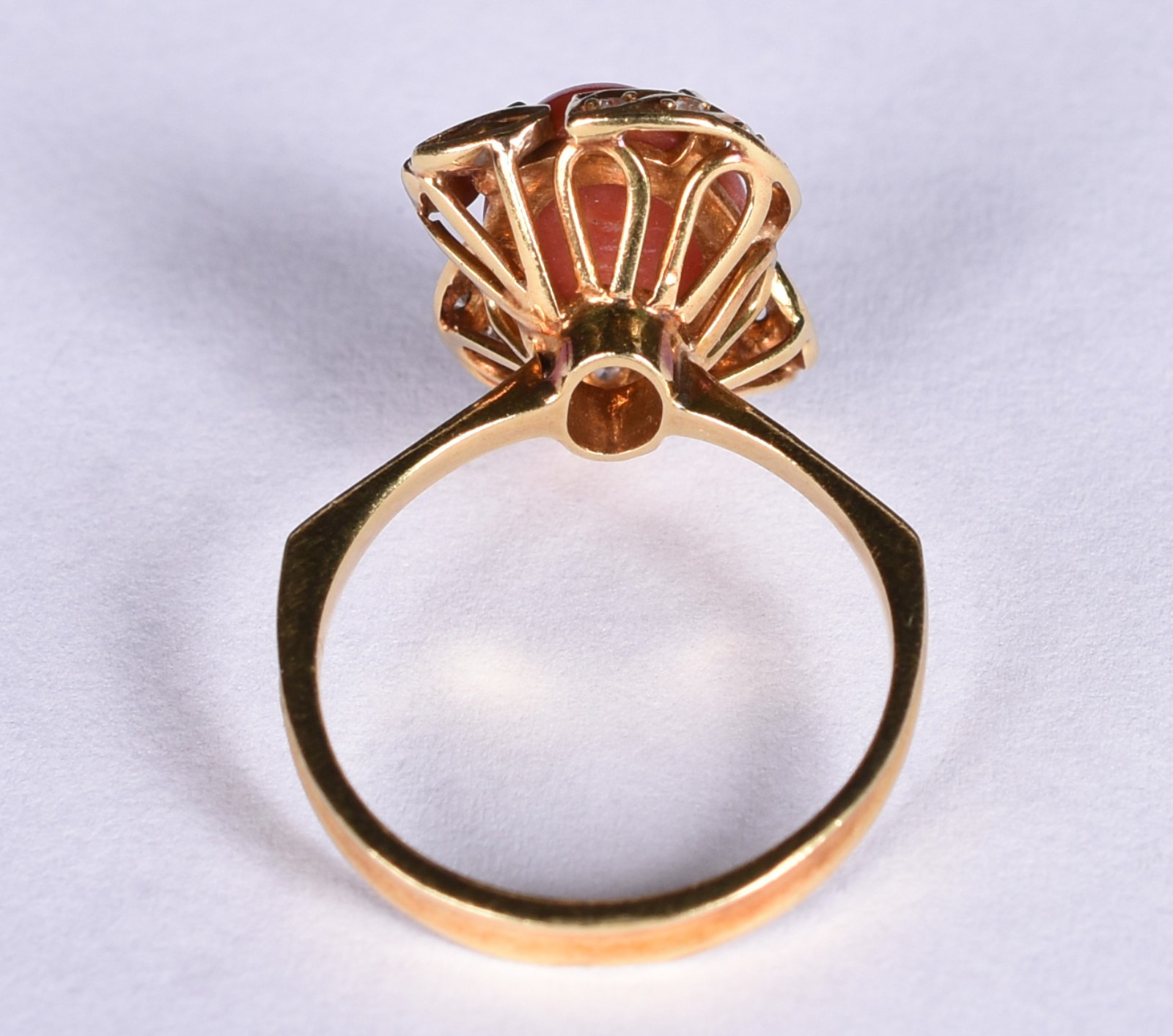Anel em ouro 18 k com cabochon em coral oval com 8 pequenos... - foto 3 de 4