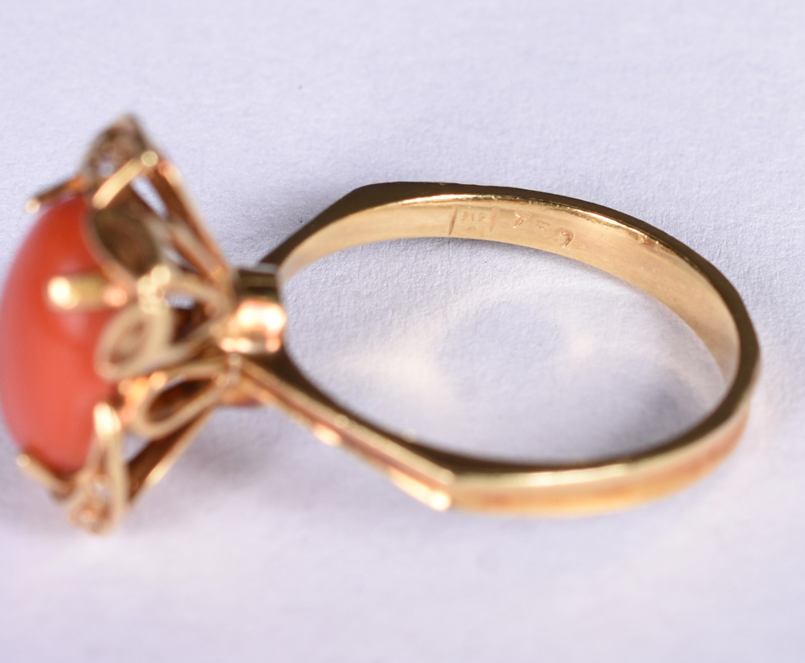 Anel em ouro 18 k com cabochon em coral oval com 8 pequenos... - foto 4 de 4