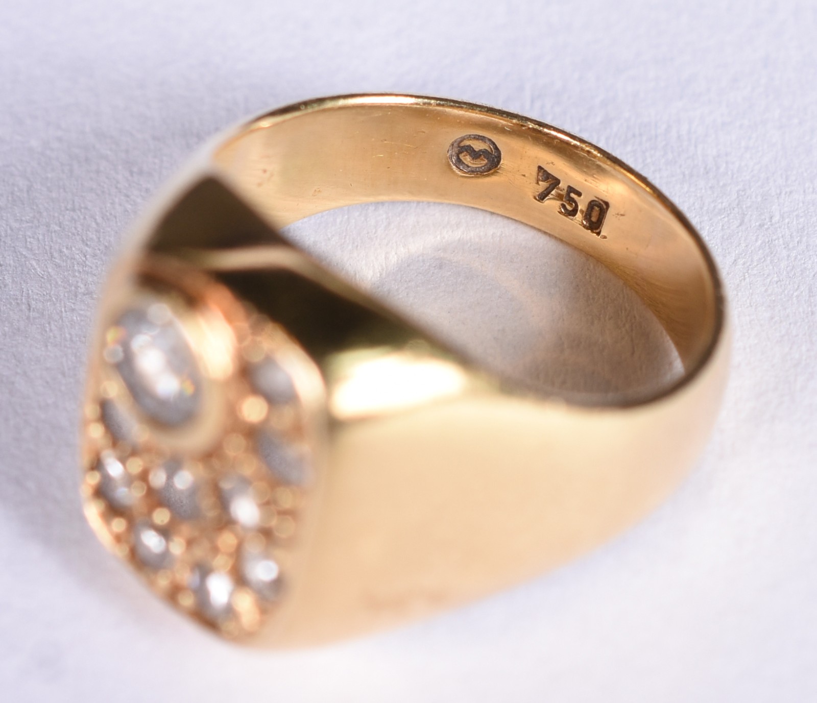 Anel em ouro 18 k com pavê de brilhantes, tendo em um dos lados um... - foto 3 de 4