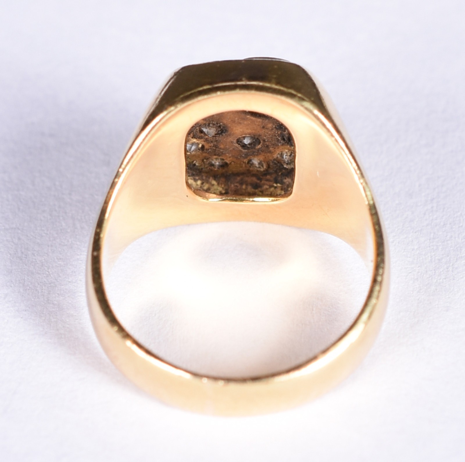 Anel em ouro 18 k com pavê de brilhantes, tendo em um dos lados um... - foto 4 de 4