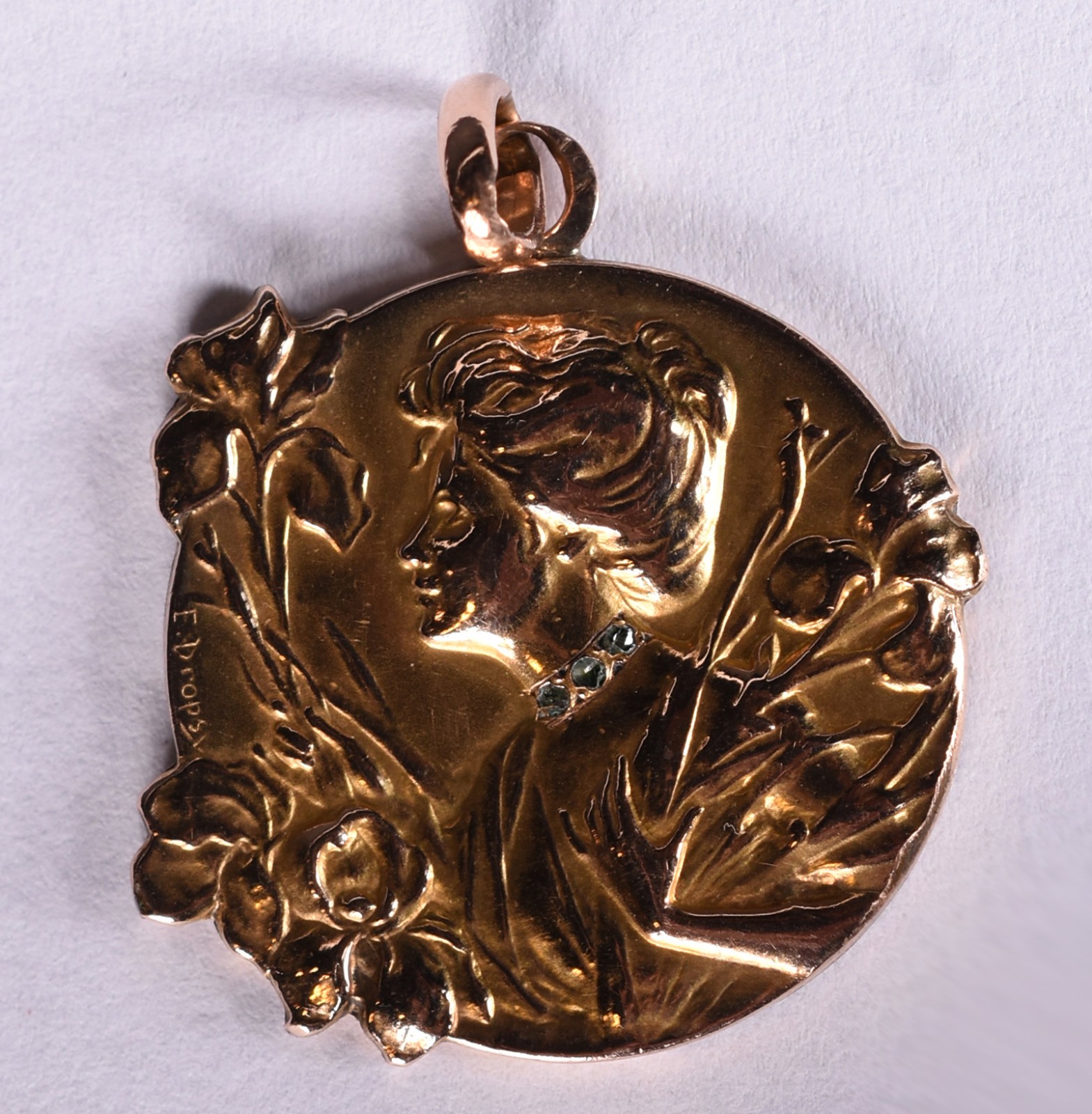 Medalha Art Nouveau em ouro 18 k com figura feminina em alto relevo... - foto 2 de 3